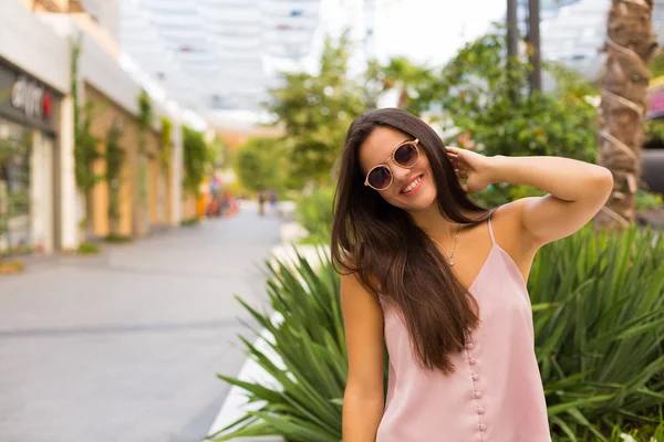 Femme dans la ville d'été — Photo