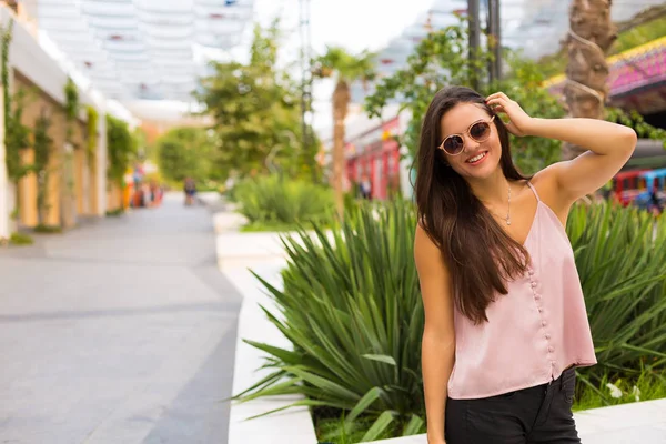 Femme dans la ville d'été — Photo