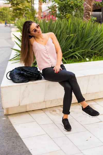 Vrouw in de stad van de zomer — Stockfoto