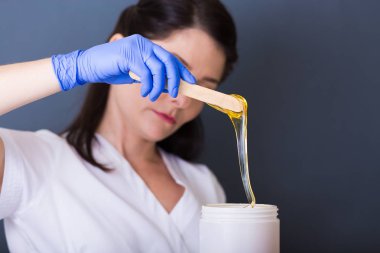 Bir spa salonda güzellik uzmanı