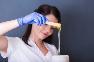 Bir spa salonda güzellik uzmanı