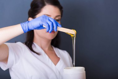 Bir spa salonda güzellik uzmanı