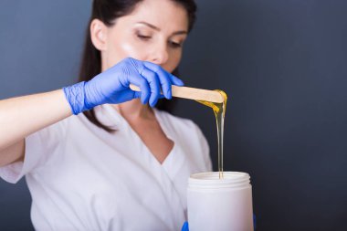 Bir spa salonda güzellik uzmanı