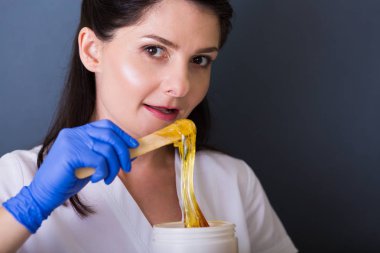 Bir spa salonda güzellik uzmanı