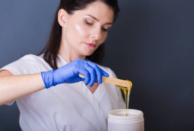 Bir spa salonda güzellik uzmanı