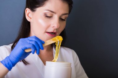 Bir spa salonda güzellik uzmanı