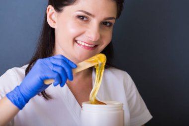 Bir spa salonda güzellik uzmanı