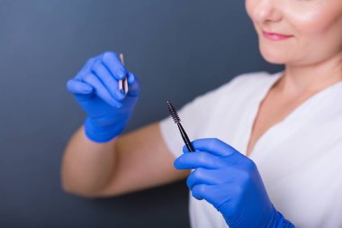 Bir spa salonda kadın güzellik uzmanı