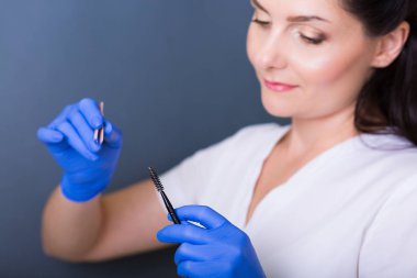 Bir spa salonda kadın güzellik uzmanı