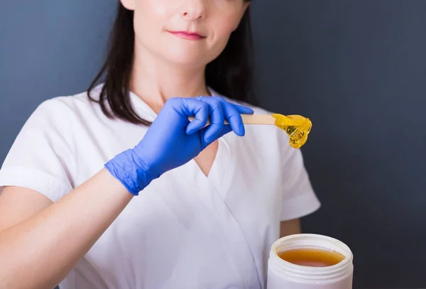 Cosmetologist in a spa salon — Stock Photo, Image