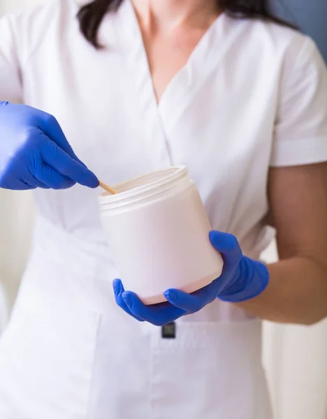 Woman cosmetologist in a spa salon — Stock Photo, Image