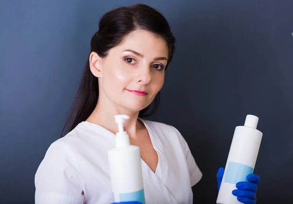 Cosmetologist in a spa salon — Stock Photo, Image