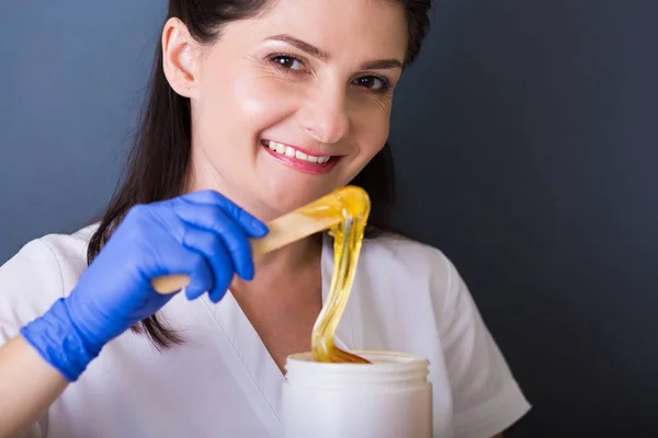 Schoonheidsspecialist in een spa salon — Stockfoto