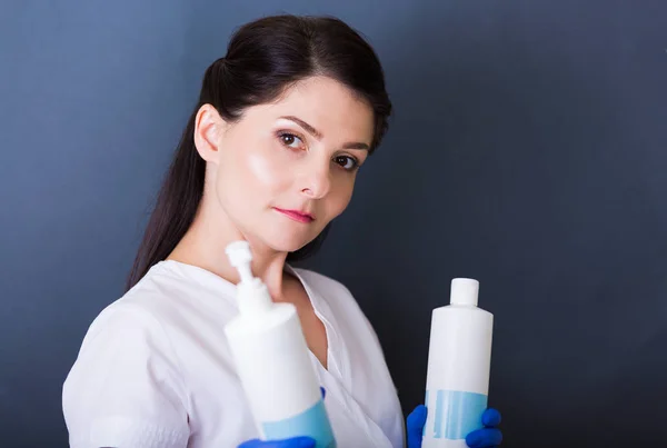 Cosmetolog într-un salon spa — Fotografie, imagine de stoc