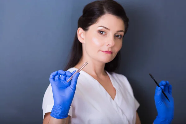 Woman cosmetologist in a spa salon — Stock Photo, Image