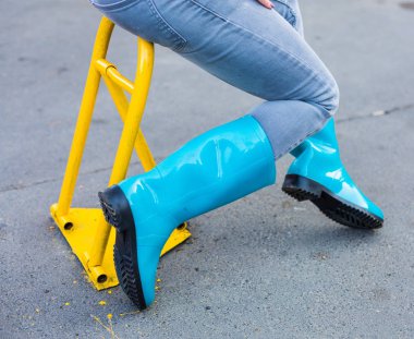 Mavi rainboots giyen kadın