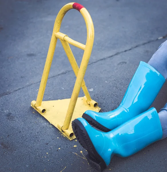 Mavi rainboots giyen kadın