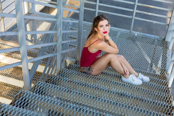 Mujer en traje rojo —  Fotos de Stock