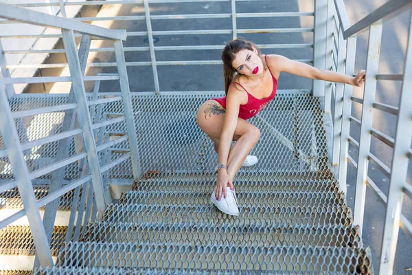 Kırmızı gömlek kadında