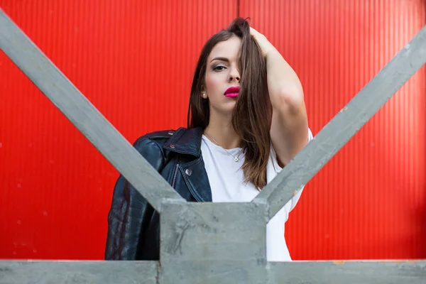 Mujer en la chaqueta de cuero —  Fotos de Stock