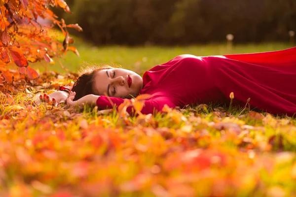 Bella donna nel parco autunnale — Foto Stock