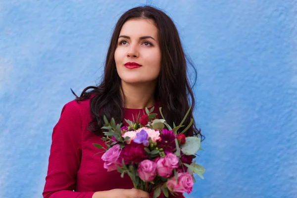 Beautiful bride with a bridal bouquet — Stock Photo, Image