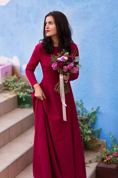 Beautiful bride with a bridal bouquet — Stock Photo, Image