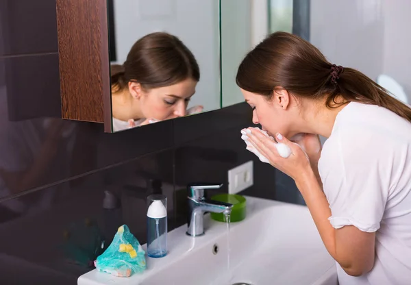 Woman washing up in the morning — Stock Photo, Image