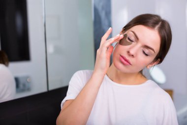 Kadın hidrojel göz yamalar ile