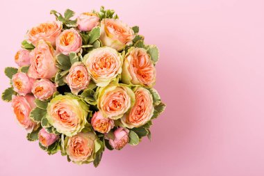 Kutudaki güzel pembe güller