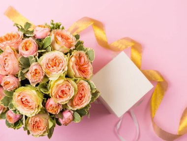 Kutudaki güzel pembe güller