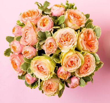 Kutudaki güzel pembe güller