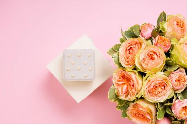 Kutudaki güzel pembe güller