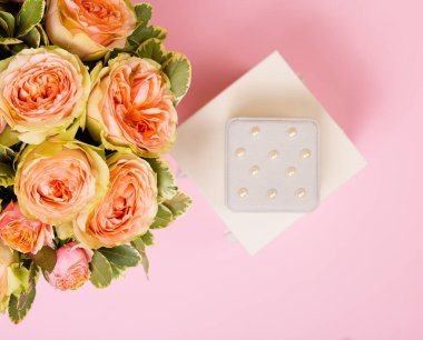 Kutudaki güzel pembe güller