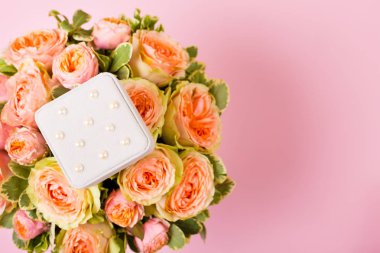 Kutudaki güzel pembe güller