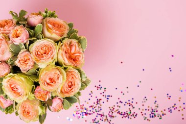 Kutudaki güzel pembe güller