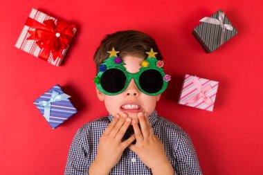 Noel hediyeli çocuk.