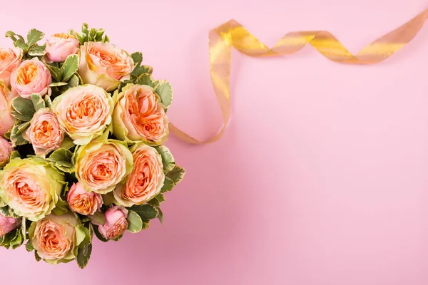 Hermosas rosas rosadas en una caja — Foto de Stock