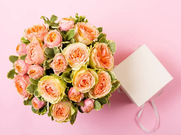 Όμορφα ροζ τριαντάφυλλα σε ένα κουτί — Φωτογραφία Αρχείου