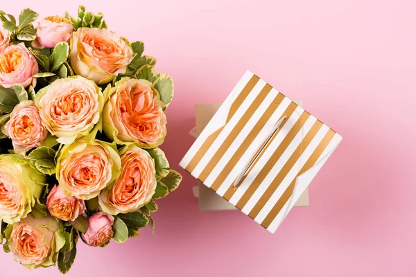 Hermosas rosas rosadas en una caja — Foto de Stock