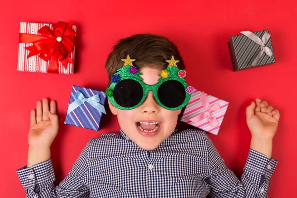 Junge mit Weihnachtsgeschenken — Stockfoto