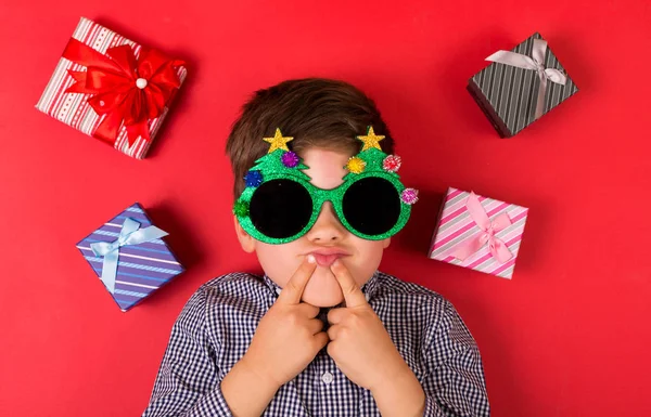 Junge mit Weihnachtsgeschenken — Stockfoto