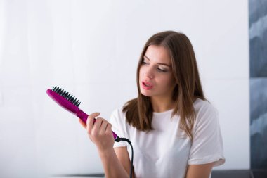 Kadın sıcak düzleştirme fırça ile