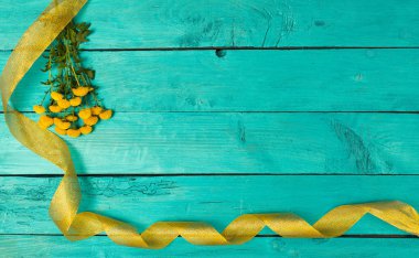 Mavi arkaplanda sarı çiçekler