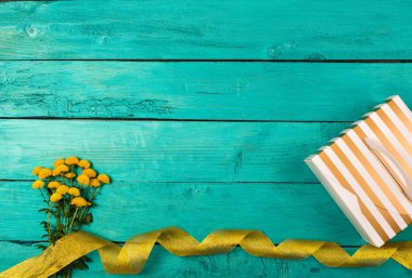 Mavi arkaplanda sarı çiçekler