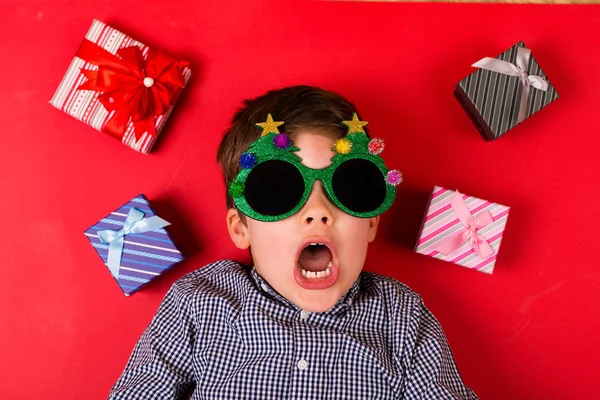 Netter Junge mit Weihnachtsgeschenken — Stockfoto