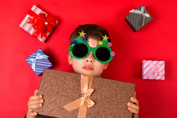 Netter Junge mit Weihnachtsgeschenken — Stockfoto