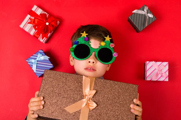 Rapaz bonito com presentes de Natal — Fotografia de Stock