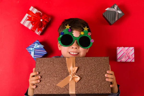 Netter Junge mit Weihnachtsgeschenken — Stockfoto