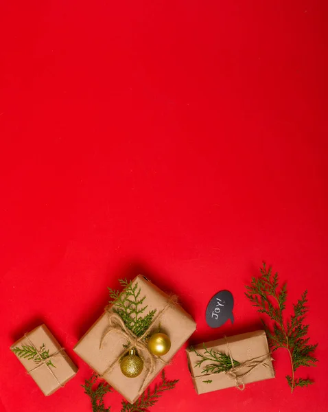 Рождественские подарки с декором — стоковое фото